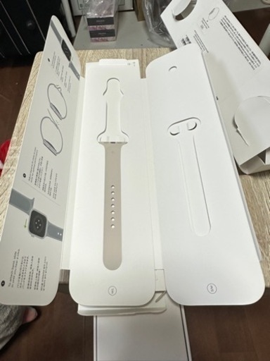 Apple Watch SE （GPSモデル）-40mm スターライトアルミニウムケースとスターライトスポーツバンド -S/M,M/L