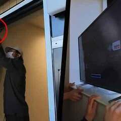 テレビ脚とドアクローザー調整サービスの画像