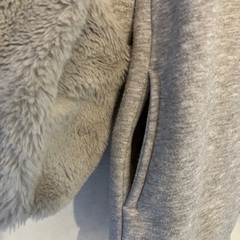 腕元もふもふトレーナーの画像