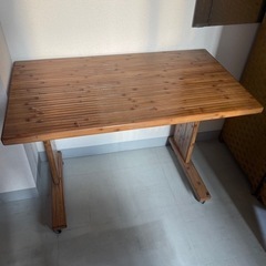 竹のテーブル
