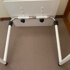 ソファー用デスクの画像