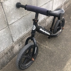 ストライダー的　キックバイク　黒　子供用　自転車の画像