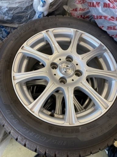 スタッドレスタイヤ、ホイール付4本セット。溝あり。185/60R15。ヤリスなど