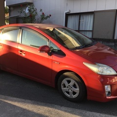赤いプリウス　ボコってます