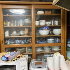 電動リクライニングベッド、和服、食器棚、食器、セラミックヒーターの画像