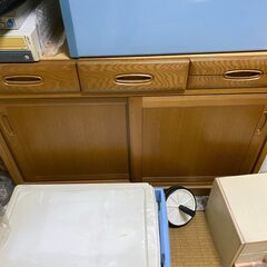 電動リクライニングベッド、和服、食器棚、食器、セラミックヒーターの画像