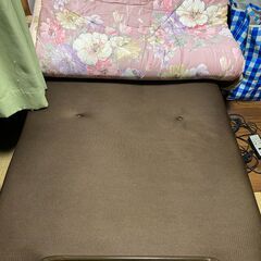 電動リクライニングベッド、和服、食器棚、食器、セラミックヒーターの画像