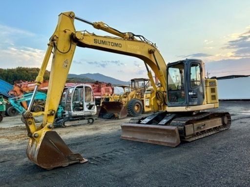 住友 SUMITOMO SH135X-3B (0.45m3)製造年は2012年です。アームクレーン、ゴムパッド、ブレード、エアコン付きです。稼働時間は6151時間。