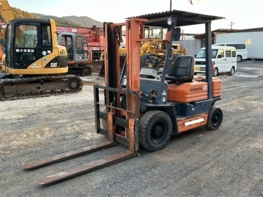 トヨタTOYOTA ディーゼル フォークリフト 60-5FD20. 容量 : 2トン(2000KG) . 稼働時間：1892時間
