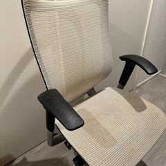 オカムラ　バロンチェア　白