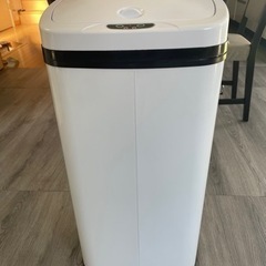 状態良好: 自動閉開式　ゴミ箱　68L ホワイトの画像