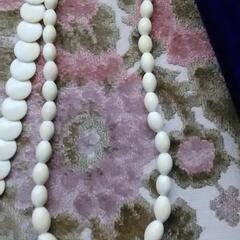 象牙風ネックレスなどの画像