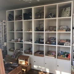 白いおおきなオープンシェルフ