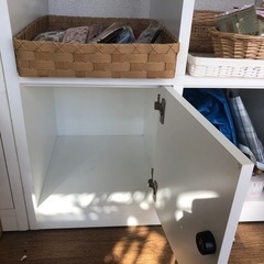 白いおおきなオープンシェルフの画像