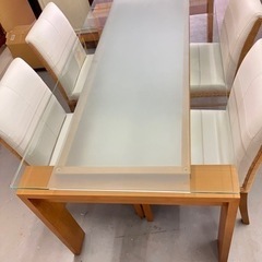 とても素敵なガラステーブルの画像