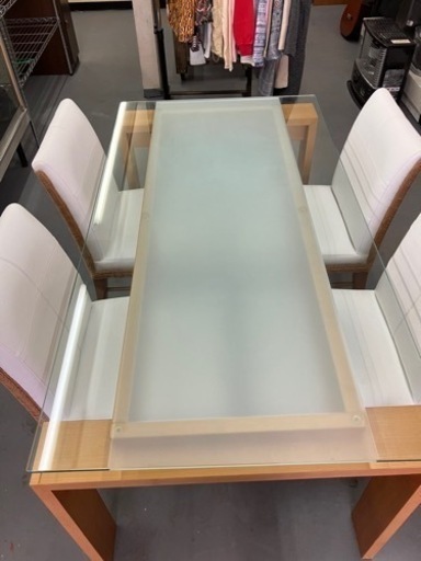 とても素敵なガラステーブル