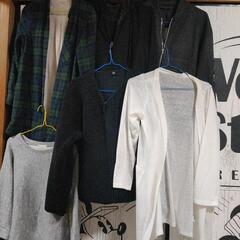 服やカバンまとめて16点以上の画像