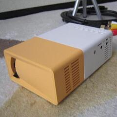 ❤️動作品★LED式❤️ミニプロジェクター★付属品付き★三脚セットの画像