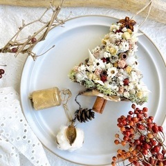 壁に飾るクリスマスツリーガーランド　スワッグ　クリスマスリース