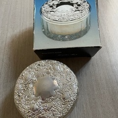 粉おしろいのケース。新品箱入り。ガラスのおしゃれなケースです。シルバーの蓋がとってもおしゃれ！その蓋の裏側は鏡になっているので重宝します。サイズは約直径9㌢の画像