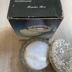 粉おしろいのケース。新品箱入り。ガラスのおしゃれなケースです。シルバーの蓋がとってもおしゃれ！その蓋の裏側は鏡になっているので重宝します。サイズは約直径9㌢の画像