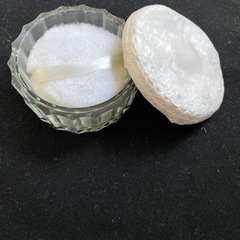 粉おしろいのケース。新品箱入り。ガラスのおしゃれなケースです。シルバーの蓋がとってもおしゃれ！その蓋の裏側は鏡になっているので重宝します。サイズは約直径9㌢の画像