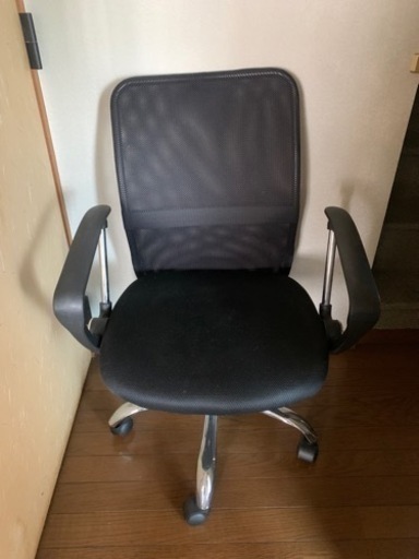オフィスチェア　肘付き　椅子①