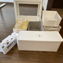 コンテナ、棚、電源タップボックスの画像