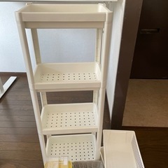 コンテナ、棚、電源タップボックスの画像