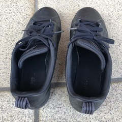 adidasスニーカー黒アディダス24ブラックきれいめの画像