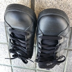 adidasスニーカー黒アディダス24ブラックきれいめの画像