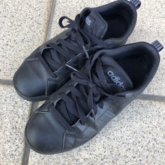 adidasスニーカー黒アディダス24ブラックきれいめ