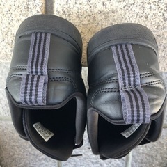 adidasスニーカー黒アディダス24ブラックきれいめの画像