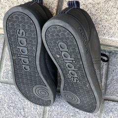 adidasスニーカー黒アディダス24ブラックきれいめの画像