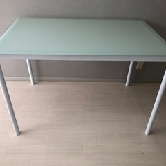 ☆白いガラスのダイニングテーブル☆お値下げしました☆
