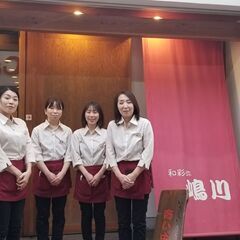 ランチタイムのホールスタッフの画像