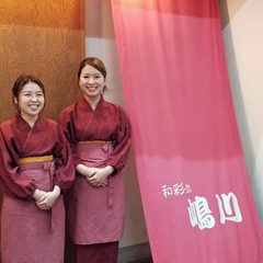 ランチタイムのホールスタッフの画像