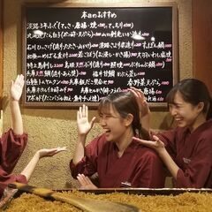 ランチタイムのホールスタッフの画像