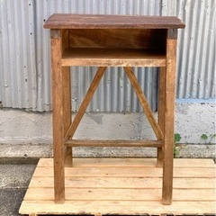 レトロな木製台の画像