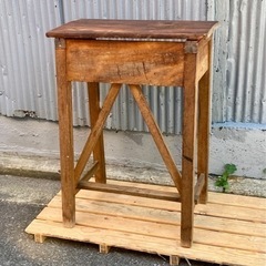 レトロな木製台の画像