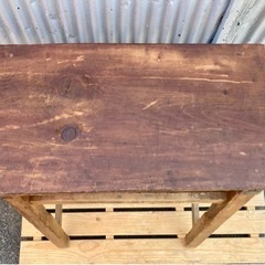 レトロな木製台の画像