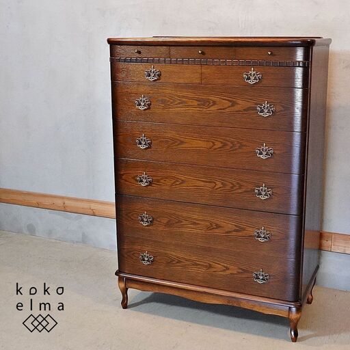 クラシカルなドレッサーやチェストなどを製造している WOOD(ローヤルウッド)よりフランソワシリーズのレディスチェストです。ナラ材の木目が美しい上品な佇まいのアンティーク調のチェスト♪DJ424