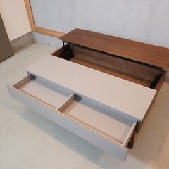 moda en casa(モーダエンカーサ)取り扱いメーカーSketch(スケッチ)のOde(オデ) リフトアップセンターテーブル。天板下にはビルドインストレージがあり、引き出しも付きで豊富な収納量。DJ432の画像