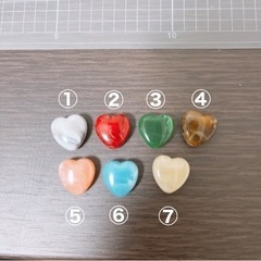 天然石風のハートビーズスタッドピアス(イヤリングに交換可能)の画像