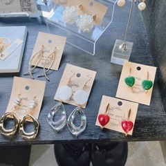 天然石風のハートビーズスタッドピアス(イヤリングに交換可能)の画像