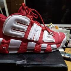 アップテンポナイキーとシュプリーム赤の画像