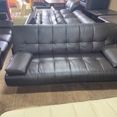 肘クッション付き　合成皮革　ソファーベッド　ダークブラウン色　中古品の画像