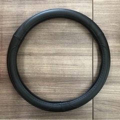 Amazonベーシック フェイクレザー ステアリングホイールカバー 38 cmの画像