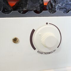 DeLonghi(デロンギ)の暖炉型電気ファンヒーターです。暖炉のある暮らしが手軽に楽しめるレトロな暖房器具。リアルなゆらぎの炎はリビングを癒しの空間に。視覚で感じるリラックス効果抜群です。DJ443の画像