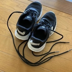 adidas シューズの画像